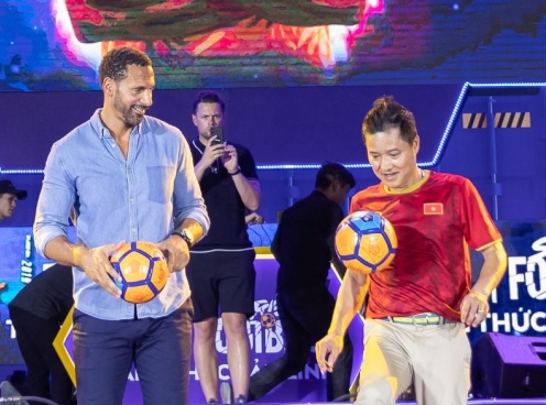 Rio Ferdinand đá bóng với Huyền thoại Việt Nam, gây sốt phố đi bộ Hồ Gươm