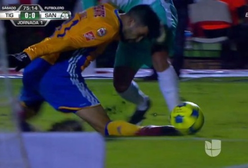 VIDEO: Cầu thủ gãy chân kinh hoàng sau pha tắc bóng lỗi