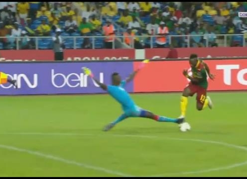 VIDEO: Thủ môn lao lên tắc bóng như Neuer ở CAN 2017
