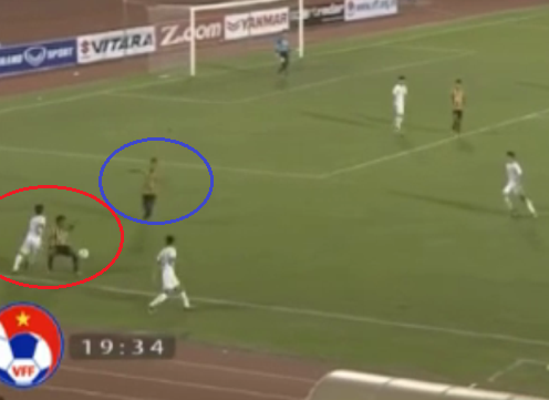 VIDEO: Hồng Duy xỏ háng liên tiếp 2 cầu thủ U23 Malaysia