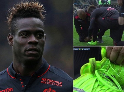 Cả đội sốt ruột vì màn buộc dây giày vụng về của Balotelli