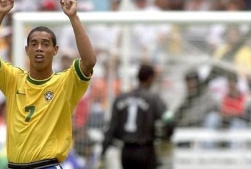 VIDEO: Ronaldinho 'hủy diệt' ĐT Đức năm 19 tuổi