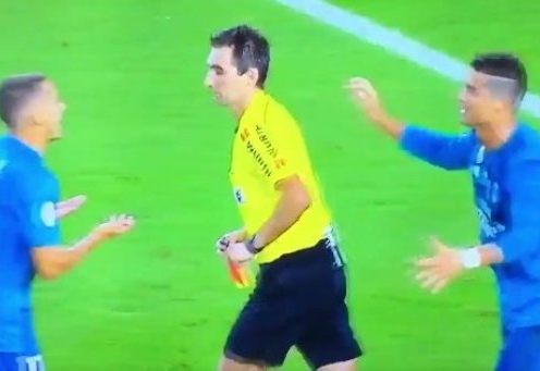 Hành động bất ngờ của Ronaldo khi phải nhận thẻ đỏ vs Barca