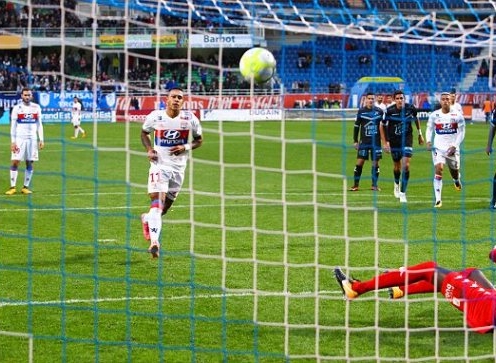 VIDEO: Depay sút panenka sỉ nhục đối phương, lập hattrick đẳng cấp