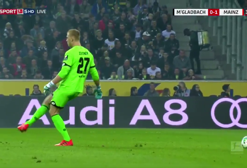 Hài hước: Pha khống chế bóng ma thuật của thủ môn Bundesliga