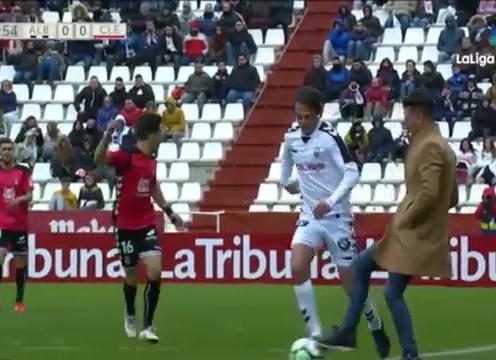 VIDEO: HLV ngang nhiên phá bóng trong sân ở La Liga 2