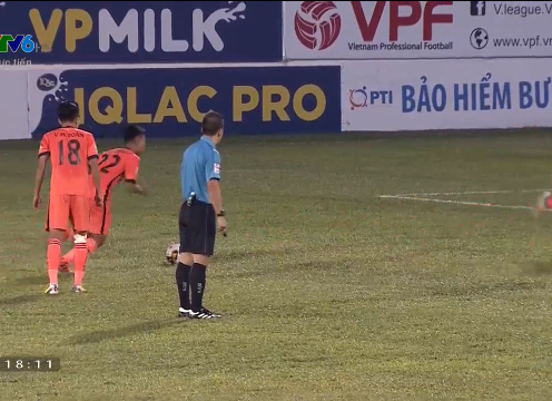 VIDEO: Pha dàn xếp đá phạt thảm họa của cầu thủ Đà Nẵng vs HAGL