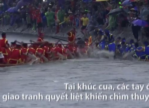 Giao tranh quyết liệt, 2 thuyền bị chìm trong hội bơi Đăm ở Hà Nội