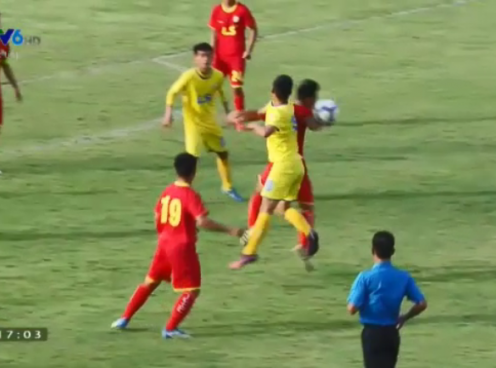 VIDEO: Thua trận, cầu thủ SLNA đánh nguội đối thủ ở chung kết U17 QG