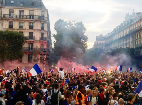 VIDEO: Dân Paris mở hội ăn mừng tấm vé chung kết World Cup 2018