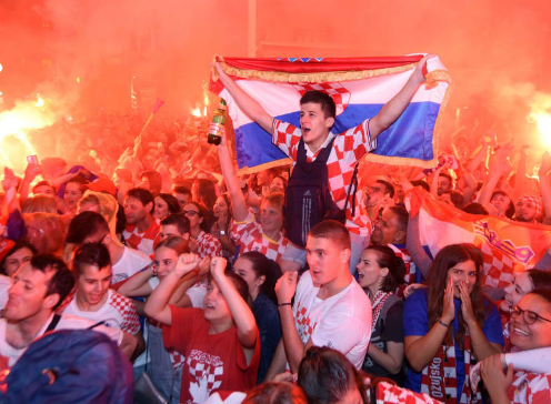 Khoảnh khắc CĐV Croatia ăn mừng chiến thắng lịch sử của đội nhà