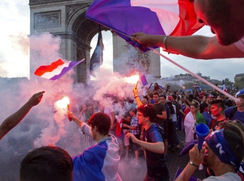 VIDEO: Hàng vạn CĐV Pháp ăn mừng chức vô địch tại Paris