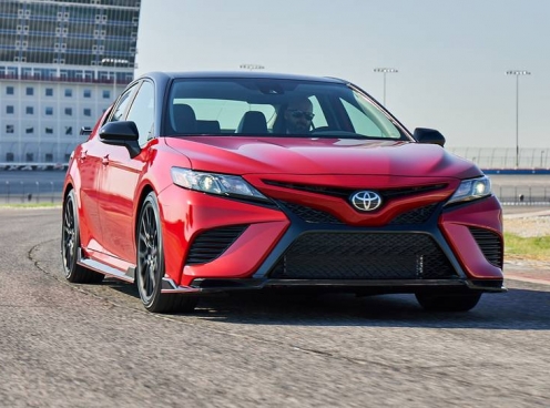 Toyota Camry bán chạy nhất phân khúc sedan hạng D tại Việt Nam