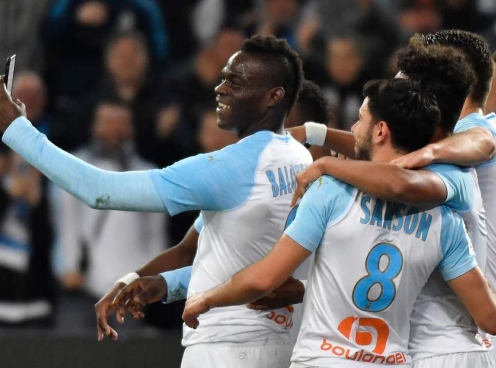 Balotelli 'tự sướng' cùng đồng động sau khi lập siêu phẩm