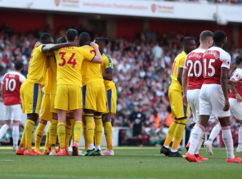 Arsenal bất ngờ gục ngã trên đường đua top 4