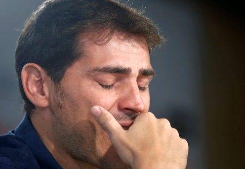 Sau cơn đau tim, Iker Casillas nhận cú sốc thứ hai