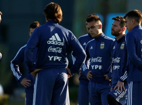 Tiền đạo Argentina không thèm bắt tay HLV trong trận hòa Paraguay