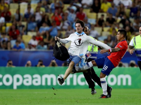 Sao Chile tung cước hạ CĐV gây rối tại Copa America 