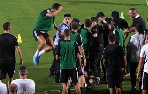 Náo loạn trong buổi tập, Ronaldo 'nhảy bổ' vào nhân viên an ninh