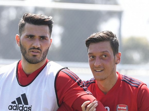 Trước vụ Kolasinac - Ozil, sao Juventus từng đấm 'vỡ mặt' kẻ cướp 