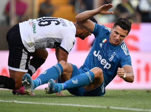 Đến lượt Ronaldo bị VAR làm hỏng ngày khai màn Serie A