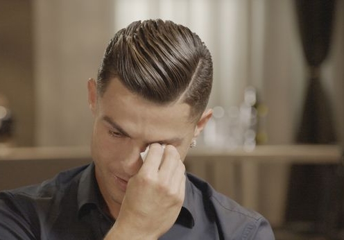Ronaldo khóc nức nở trên truyền hình vì người cha quá cố 
