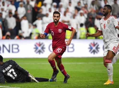 VIDEO: Vừa giao bóng, thủ môn Qatar đã làm 'trò cười' báo hại đội nhà 
