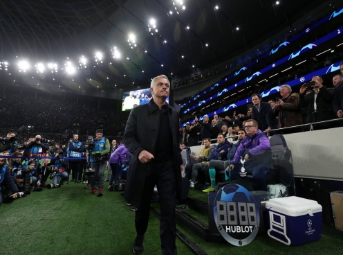 Mourinho hành động 'đốn tim' fan tại Champions League