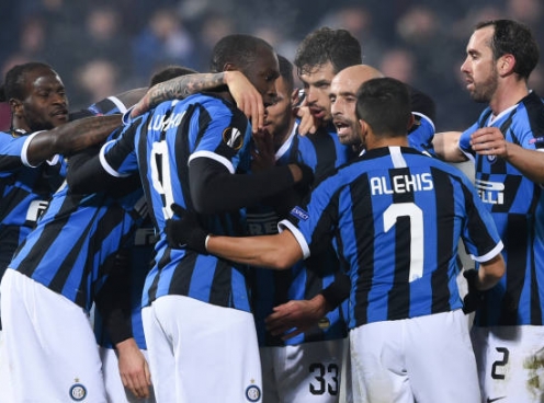 Lukaku tỏa sáng muộn màng, Inter đặt 1 chân vào vòng 1/8