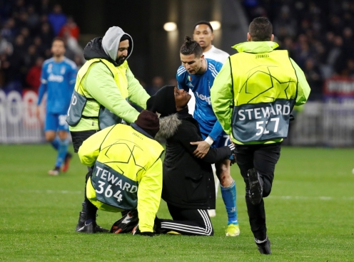 Ronaldo 'hành xử phũ phàng' với CĐV trong trận thua Lyon