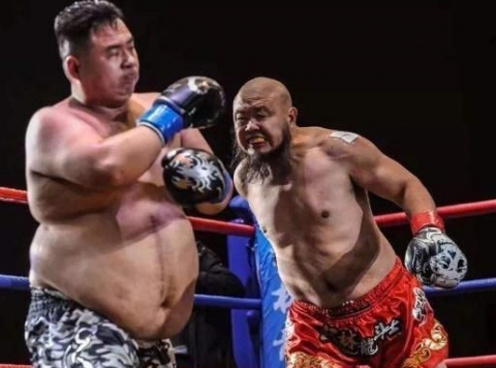 VIDEO: 'Lỗ Trí Thâm thời hiện đại' hạ võ sĩ 200kg bằng đòn thế lạ
