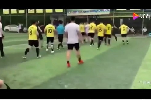 Cầu thủ Trung Quốc biến sân bóng thành võ đài với màn rượt đuổi như phim
