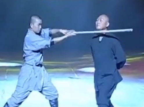 VIDEO: Võ sư Thiếu Lâm vận công biểu diễn đỡ đòn gậy bằng cổ