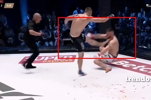 VIDEO: Võ sĩ bị xử thua vì sút vào mặt đối thủ như sút bóng