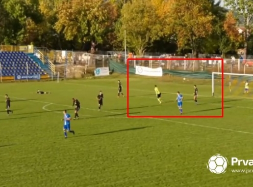 VIDEO: Thủ môn ném bóng vào lưới sau 2 pha cứu thua xuất thần