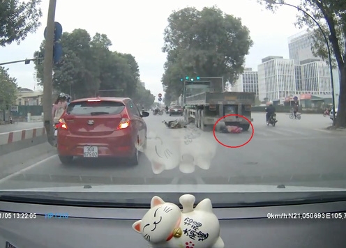 Clip kinh hoàng tại Hà Nội: Cô gái thoát chết thần kỳ sau khi bị xe container cuốn trôi vào gầm xe