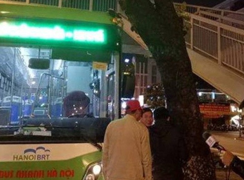Buýt nhanh BRT 'phi đầu' vào gốc xà cừ
