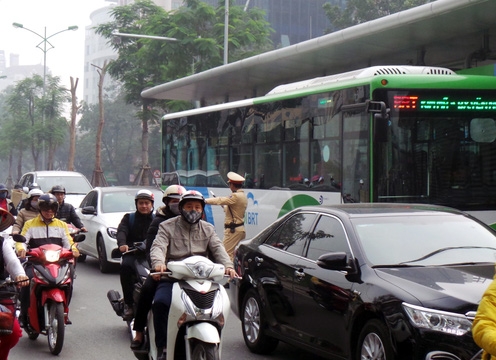 Ngày ra quân xử phạt lấn làn buýt nhanh BRT: 76 trường hợp vi phạm, tước 10 bằng lái