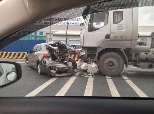 Mazda2 dúm nát một nửa thân xe trong tai nạn kinh hoàng tại sân bay Nội Bài