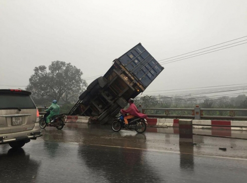Tai nạn liên hoàn, ô tô treo lơ lửng trên cầu Thanh Trì