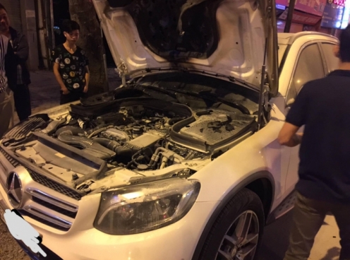 Video: Mercedes-Benz GLC bất ngờ bốc cháy động cơ tại Hà Nội