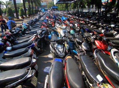 Thêm 2 triệu xe máy: Chính quyền muốn cấm, dân cần cứ mua