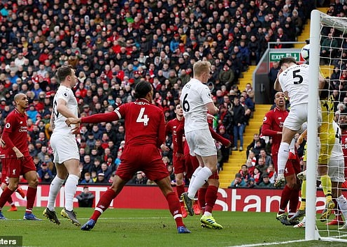 VIDEO: Burnley ghi bàn từ chấm phạt góc vào lưới Liverpool