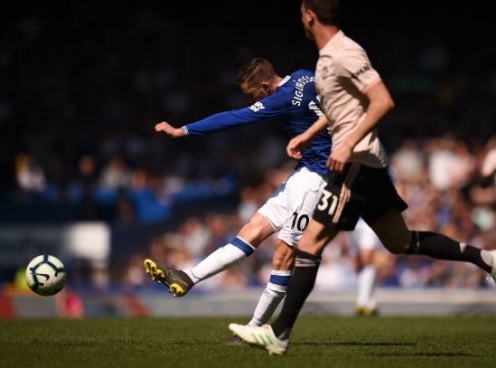 VIDEO: Sigurdsson sút xa đẹp mắt vào lưới MU
