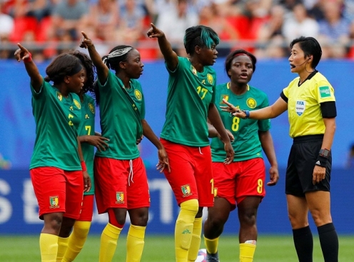 Bỏ dở trận đấu như V.League, Cameroon nguy cơ nhận án phạt từ FIFA