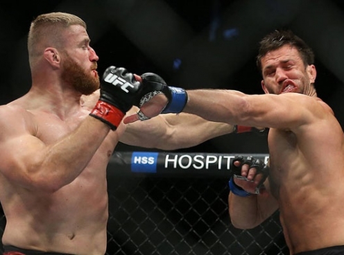 VIDEO: Võ sĩ UFC tung cú đấm cực mạnh khiến mặt đối thủ biến dạng