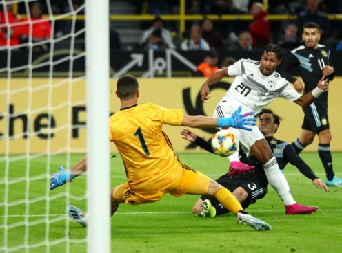 Đức và Argentina hòa nhau kịch tính trong ngày vắng Messi