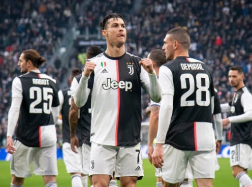 Ronaldo lập cú đúp, Juventus vươn lên dẫn đầu bảng Serie A