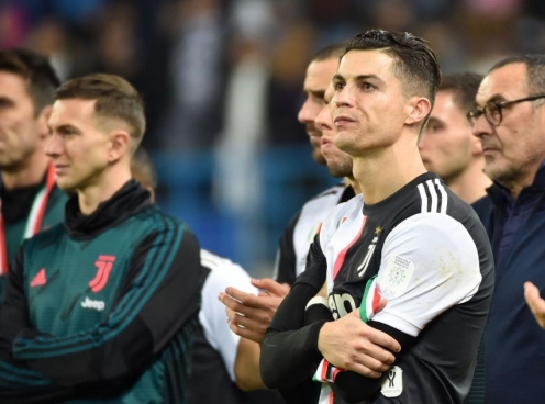 HLV Sarri bảo vệ Ronaldo sau trận thua tại Siêu cúp Italia