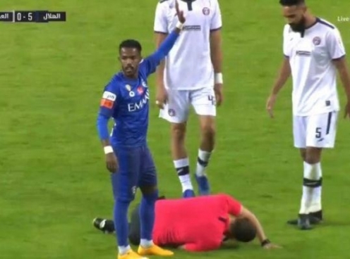 VIDEO: Trọng tài bị 'đánh nguội', nằm gục đau đớn trên sân